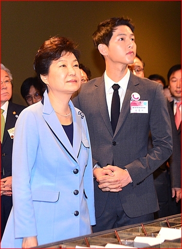 대통령 “송중기, 실제로도 진짜 청년 애국자
