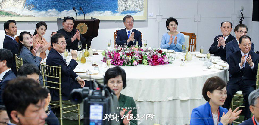 남북 정상 만찬… “자유롭게 오갈 수 있는 그 날을 위하여”