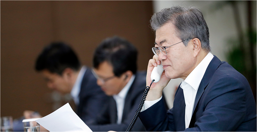 문재인 대통령 구출된 피랍선원과 통화