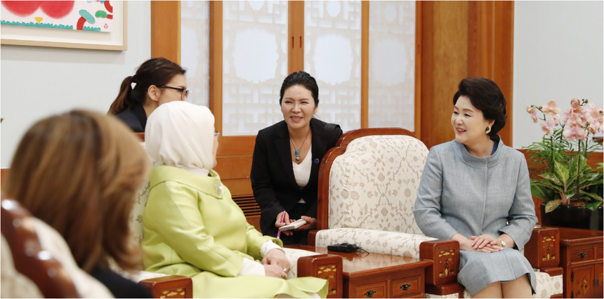 김정숙 여사, 터키 에미네 여사 환담