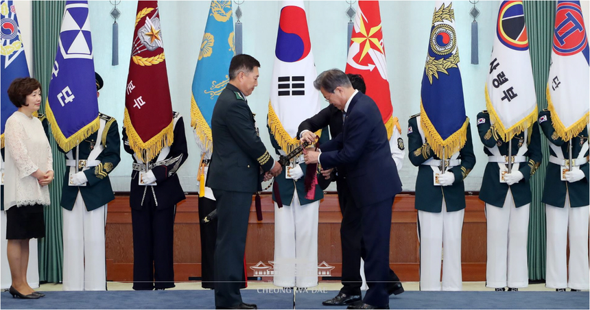 문재인 대통령 군 장성 진급 및 보직 신고 받다