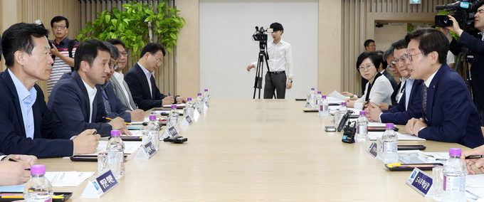 이재명, “정부와 협력해 평화와 번영의 대한민국 만들겠다”
