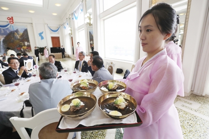 옥류관 남한 1호점 유치를 추진중인 경기도