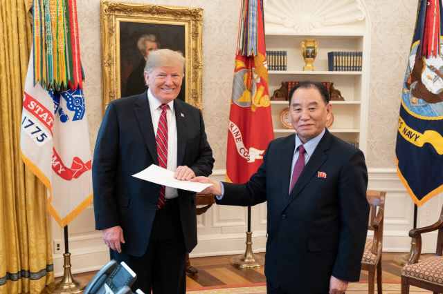 美백악관"도널드 트럼프, 김정은에게 친서를 전달"