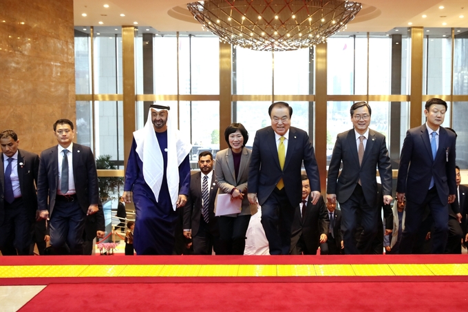 모하메드 알 나흐얀 UAE 아부다비 왕세제 방한… 문희상 이재용 문재인 차례로 만나