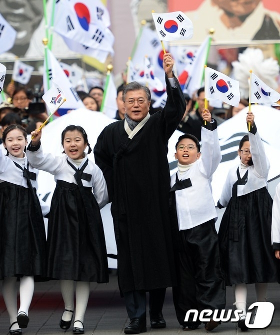 일본 “文, 친일 청산에만 매달리면 韓日 미래 지향적 관계 어렵다”