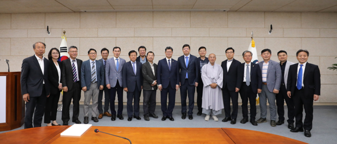 통일부 장관, 대북 식량지원관련 의견수렴 간담회 참석