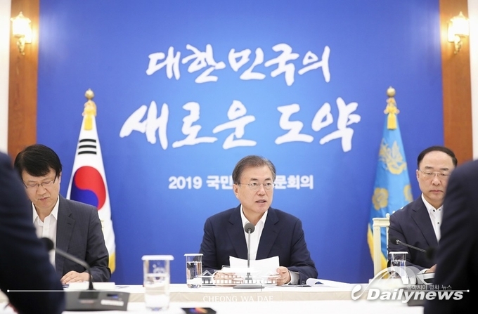문 대통령 “日, 국제신뢰·수요처 잃을 것”