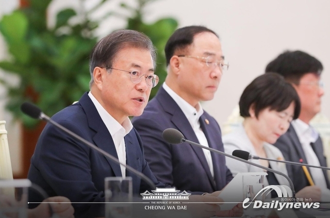 문 대통령, 8개 정부부처 장관급 교체