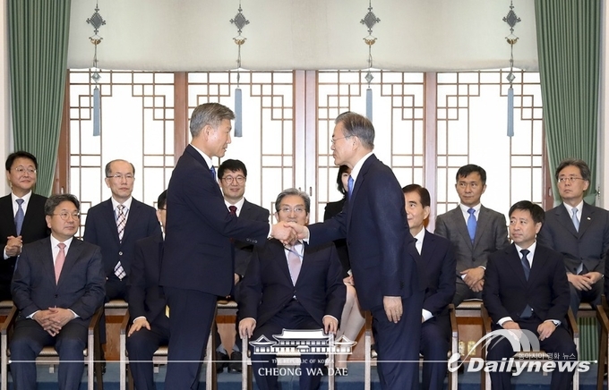 문재인 대통령, 박삼득 국가보훈처장 임명장 수여