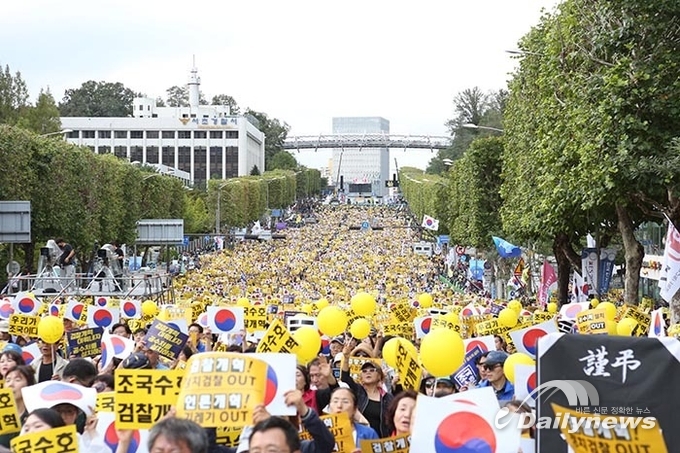 '공수처를 설치하라' 촛불집회…'조국 사퇴'로 다시 타올랐다