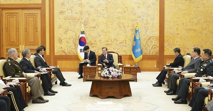 문재인 대통령 “일본이 수출규제한 해제 없이 군사정보 공유 어려워”…지소미아 종료 가능성 높아져