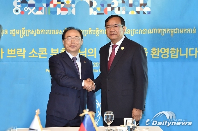 오거돈 부산시장-쁘락 소콘 캄보디아 부총리 겸 외교장관 양자 간 면담