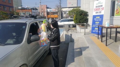 거창군, '드라이브 스루'로 장난감 대여 서비스 시행