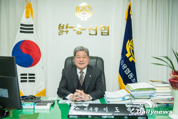 “서민금융을 위한 신협의 정신, 50년 동안 쭉 지켜왔습니다”