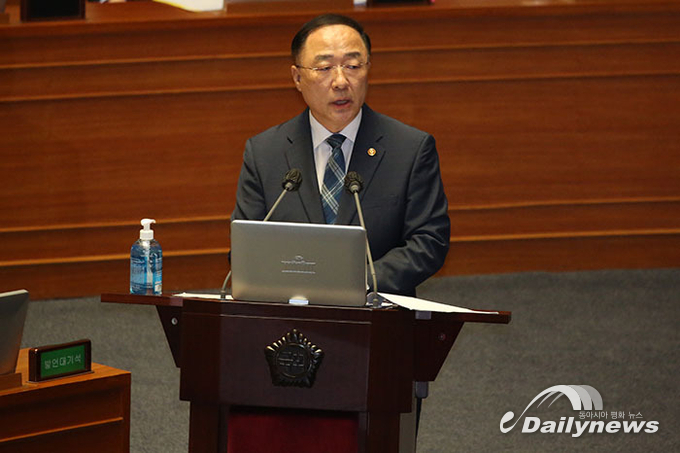 홍남기, ‘기본소득’ 반대 입장 재확인···“우선순위서 뒤로 가야”