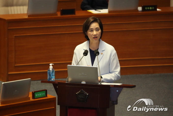 유은혜, ‘등교수업, 코로나 종식 후에도 원격수업과 병행해야“