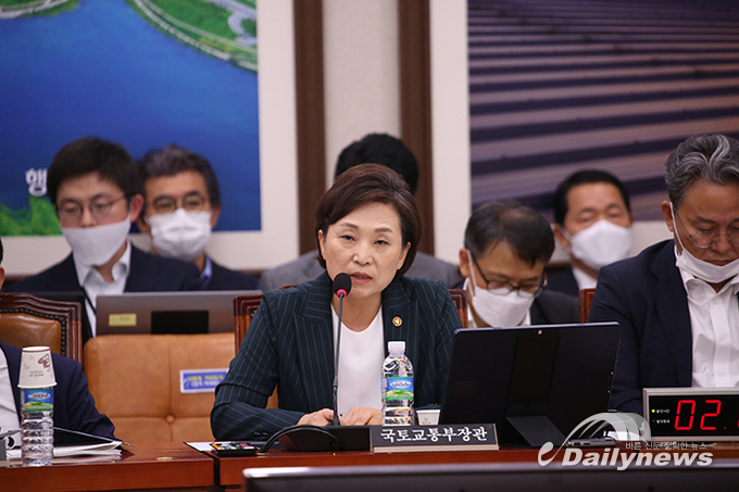 김현미 “10월에 중저가 주택 재산세율 인하 방안 발표”