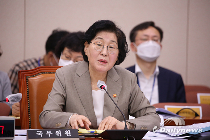 “오거돈, 박원순 권력형 성범죄 맞나” 질문에···여가부 장관 대답 회피