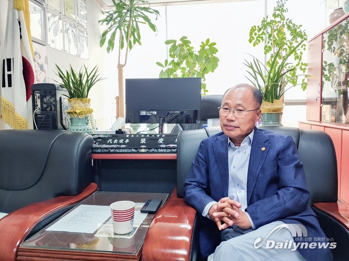 “지난 40년, 시민에게 안전한 물 공급하겠다는 사명감으로 일했습니다”