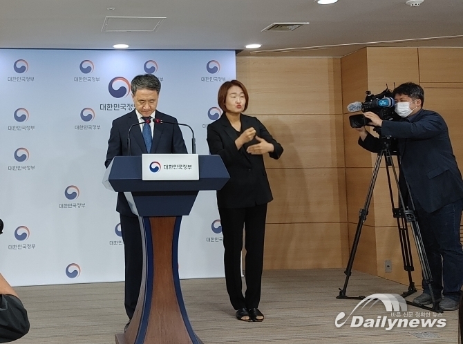 박능후 “의료진 집단휴진 예고 파업 자제···국민 건강 위협 받아선 안돼”