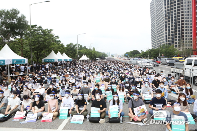 거리로 나선 젊은의사들, “의대 정원 확대, 전면 재검토”