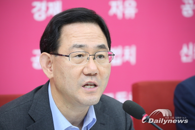 주호영 “김상조·홍남기·김현미 빼고 사표? 눈 가리고 아웅”