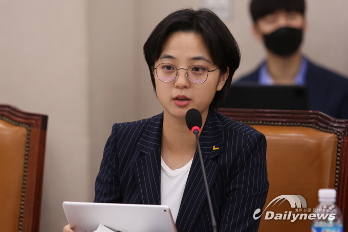 류호정 “60년 넘게 안 바뀐 강간죄 바뀌어야”···‘비동의 강간죄’ 발의