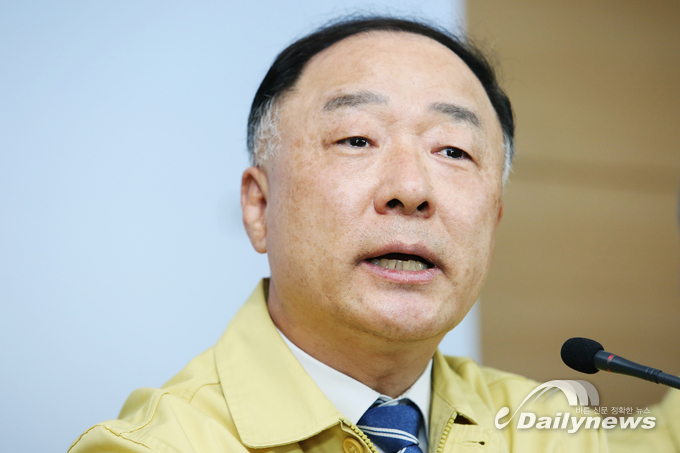 홍남기 "한국 코로나 백신·치료제, 내년 상반기 나올 것 같다"