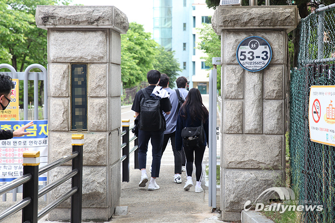 코로나 확산에 수도권 학교 등교제한···1/3으로 감축