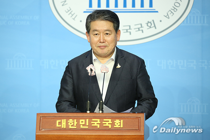 김태흠 “어린 게 말이야” vs 김경협 “동네 양아치나 하는 짓”