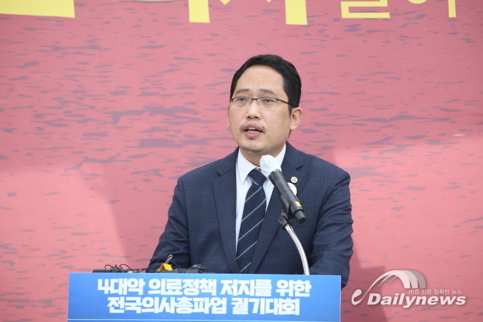 “파업 중단시 정책 추진 유보” vs “정책 철회시 파업 잠정 유보”
