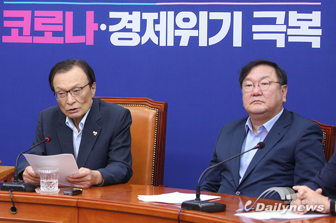 민주당 취재 기자 코로나19 확진에···이해찬·김태년도 검사 받는다
