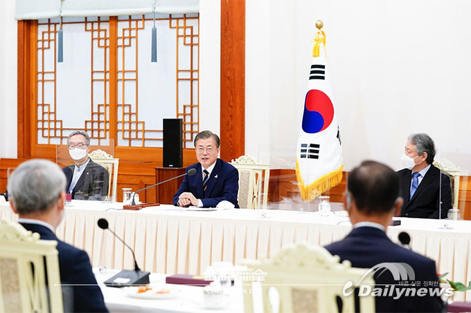 코로나19 확산에 분노한 문재인 “일부 교회 몰상식” 직접 비판