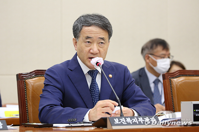 수도권 1주일간 학원 대면수업 금지···프랜차이즈 커피도 ‘테이크아웃’만