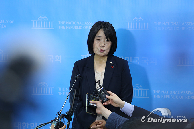 검찰에 기소된 윤미향 “해명 충분히 했는데···깊은 유감”