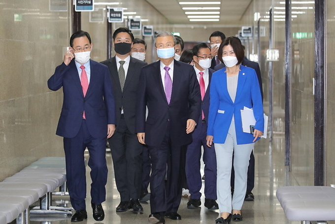 김종인 “文, 불공정 모른 척하고 공정 강조한다” 비판