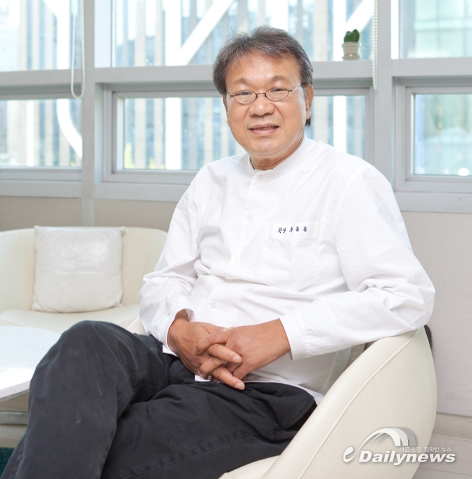“상담실장이 따로 없는 성형외과, 고객과의 직접 소통을 중요시 합니다”