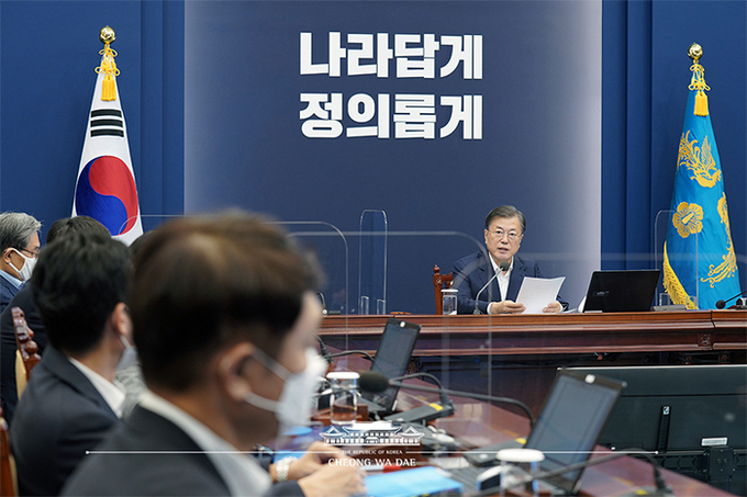 文 “사회적 거리두기 완화, 자신감에 근거한 것···책임은 더 강화”