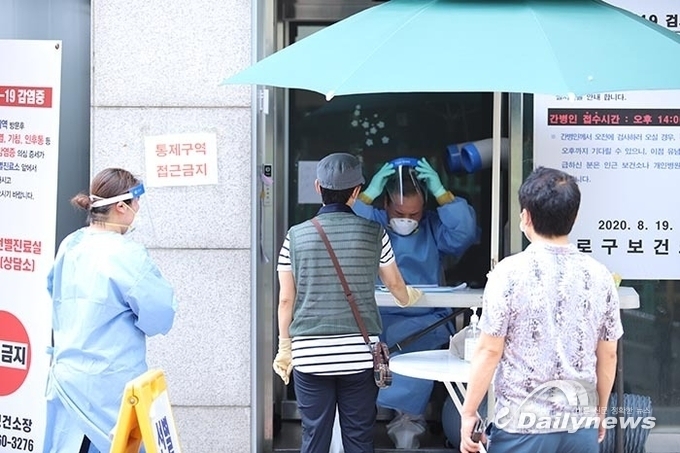 사회적 거리두기 하향 이틀만에···신규 확진자 세자릿수 돌파