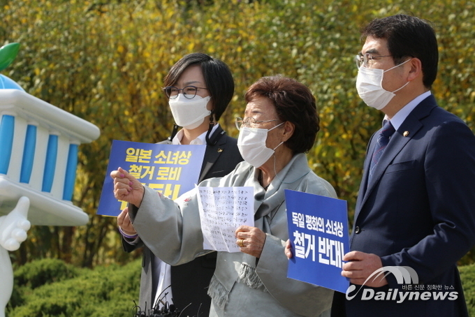 이용수 할머니-정의연, 소녀상 위해 다시 뭉쳐···“베를린서 철거 반대”