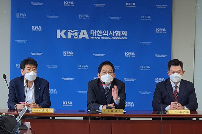 의협 “독감백신 접종 1주일 유보해야···안전성 근거 확보부터”