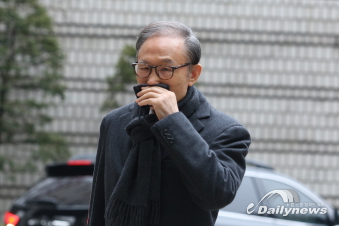이명박 전 대통령, 다스 횡령-뇌물 혐의로 징역 17년