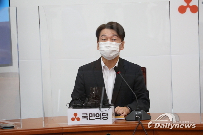 안철수 서울시장 불출마에···부대변인 “판도 흔들 줄 모른다” 탈당