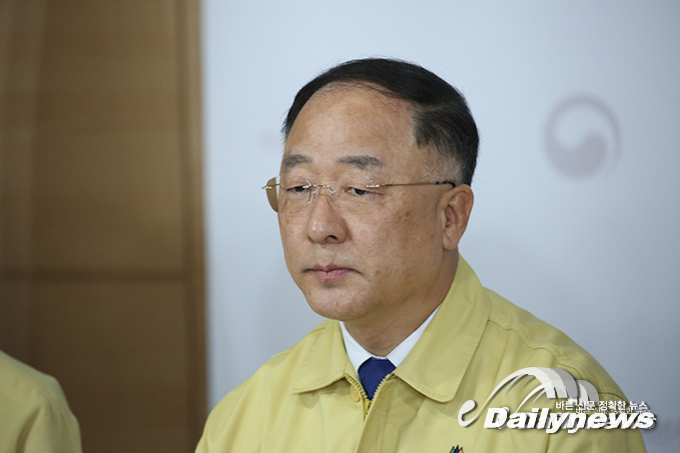 문재인 대통령, 홍남기 신뢰 계속···“경제회복 성공적으로 이끌 적임”