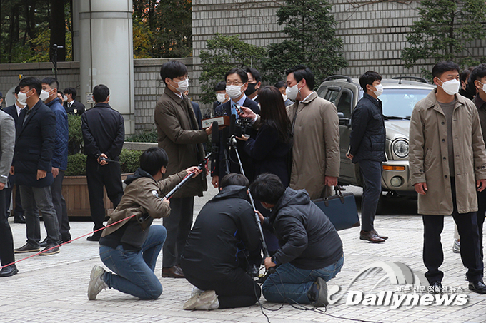 김경수 법원 출석···“재판부 현명한 판결 기대”