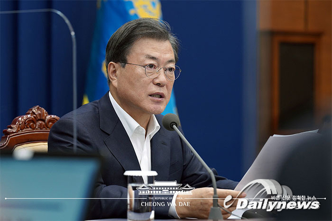 문재인 대통령-바이든과 14분 통화···“한반도 평화 의지 확인”