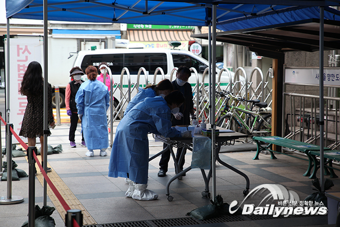 코로나19 확진자 200명 코앞으로···9월 이후 2달만