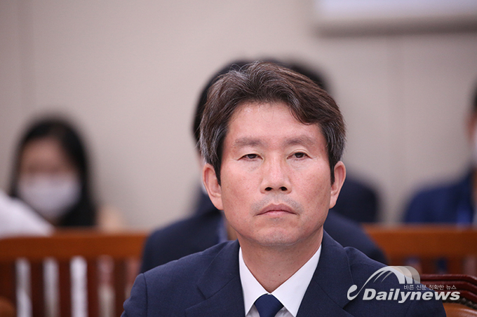 이인영 “코로나19 백신 나눠야”···北 “없어도 살 수 있는 물자” 무시