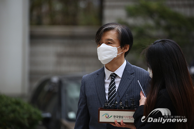 조국 전 법무장관, 법정 출석···“따박따박 사실로 다투겠다”